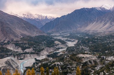 Pakistan 'ın Gilgit-Baltistan bölgesindeki Hunza Vadisi' ndeki Karimabad 'ın hava manzarası