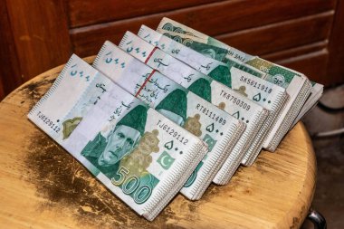 500 Pakistanlı rupi yığını.
