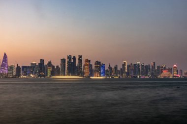 Doha ufuk çizgisinin akşam manzarası, Katar