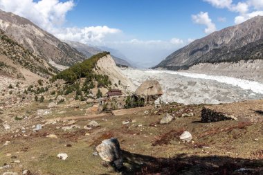 Pakistan 'ın Gilgit-Baltistan bölgesinde Nanga Parbat dağının altındaki buzul manzaralı kulübeler