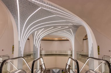 DOHA, Katar - 19 EYLÜL 2023: Katar, Doha metro istasyonu görüntüsü