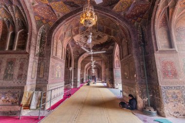 LAHORE, PAKISTAN - 21 Kasım 2023: Pakistan 'ın Lahor kentindeki Vezir Han Camii' nin dua odası