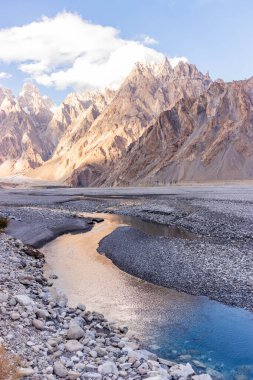 Pakistan 'ın Gilgit-Baltistan bölgesinde, Passu (Katedral) konilerinin altındaki Hunza Nehri
