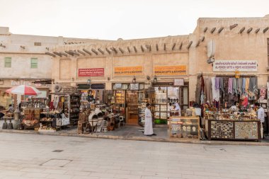 DOHA, Katar - 19 Eylül 2023: Doha, Katar 'daki Souq Waqif pazarındaki dükkanlar