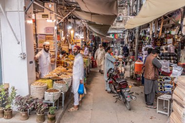 PESHAWAR, PAKISTAN - 17 Ekim 2023: Pakistan 'ın eski Peşaver kentindeki sokak pazarı