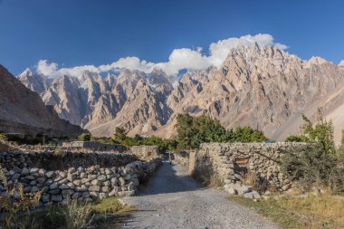 Pakistan 'ın Gilgit-Baltistan bölgesinde, Passu (Katedral) konilerinin altındaki Hunza Vadisi' nde yol