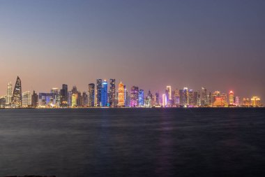 Doha ufuk çizgisinin akşam manzarası, Katar