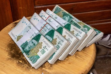 500 Pakistanlı rupi yığını.