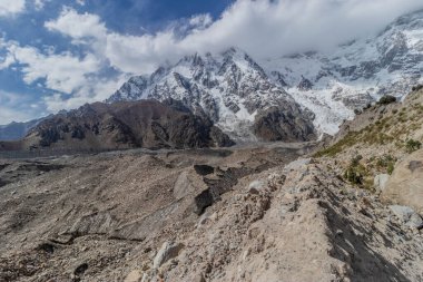 Pakistan 'ın Gilgit-Baltistan bölgesinde Nanga Parbat dağının altındaki Bazhin buzulu