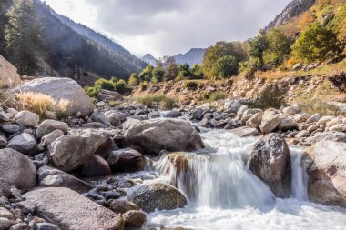 Pakistan, Khyber Pakhtunkhwa 'daki Rumbur Vadisi' nde akarsu