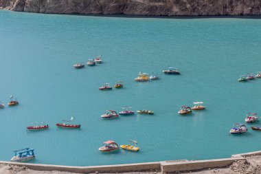 Pakistan 'ın Gilgit-Baltistan bölgesinde Hunza Vadisi' ndeki Attabad Gölü 'nde tekneler