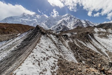 Pakistan 'ın Gilgit-Baltistan bölgesinde Nanga Parbat dağının altındaki Ganalo buzulu