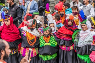 BIRIR, PAKISTAN - 15 Ekim 2023: Birir Vadisi, Hayber Pakhtunkhwa, Pakistan 'da düzenlenen Phool Sonbahar Festivali sırasında geleneksel kostümler giyen Kalaşlı kadınlar