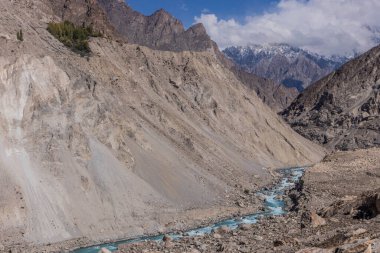 Pakistan 'ın Hunza Vadisi, Gilgit-Baltistan bölgesindeki Karakoram otoyolu.