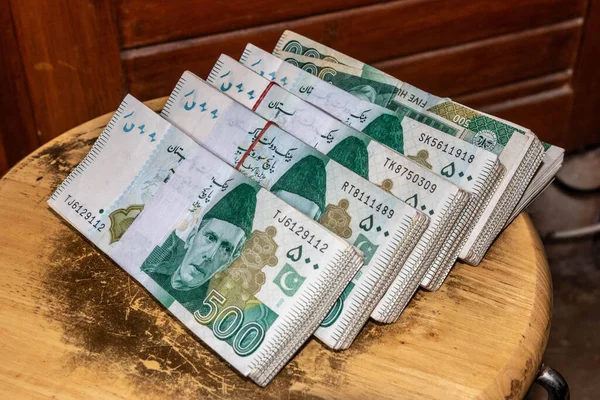 500 Pakistanlı rupi yığını.