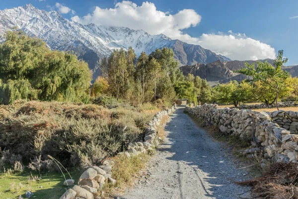 Pakistan 'ın Hunza Vadisi, Gilgit-Baltistan bölgesinde yol