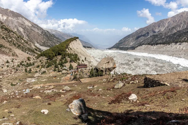 Pakistan 'ın Gilgit-Baltistan bölgesinde Nanga Parbat dağının altındaki buzul manzaralı kulübeler