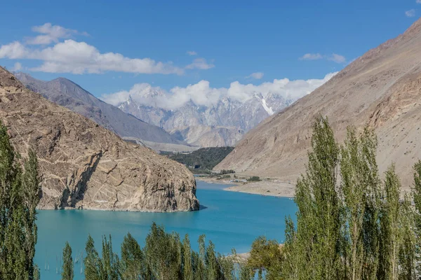 Hunza Vadisi 'ndeki Attabad Gölü, Pakistan' ın Gilgit-Baltistan bölgesi.