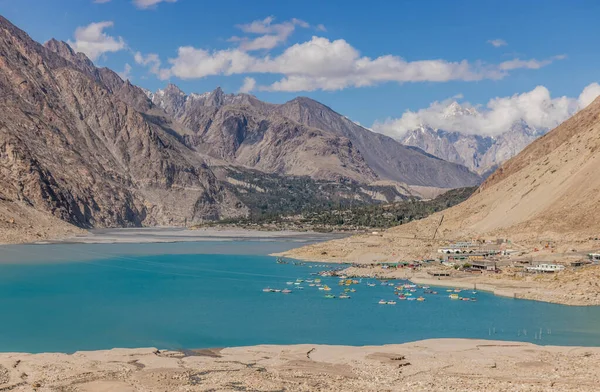 Hunza Vadisi 'ndeki Attabad Gölü, Pakistan' ın Gilgit-Baltistan bölgesi.