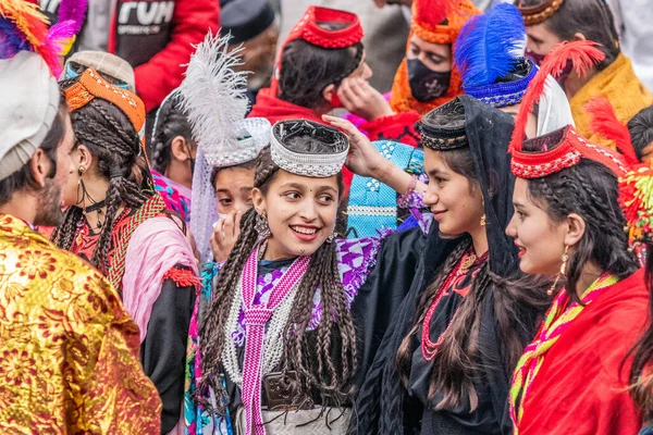 BIRIR, PAKISTAN - 15 Ekim 2023: Birir Vadisi, Hayber Pakhtunkhwa, Pakistan 'da düzenlenen Phool Sonbahar Festivali sırasında geleneksel kostümler giyen Kalaşlı kadınlar