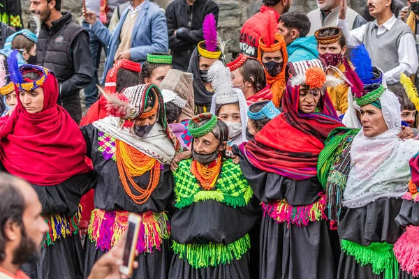 BIRIR, PAKISTAN - 15 Ekim 2023: Birir Vadisi, Hayber Pakhtunkhwa, Pakistan 'da düzenlenen Phool Sonbahar Festivali sırasında geleneksel kostümler giyen Kalaşlı kadınlar