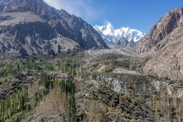 Hunza Vadisi 'ndeki Gulmit Buzulu, Pakistan' ın Gilgit-Baltistan bölgesi.