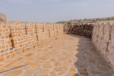 Pakistan 'ın Sindh bölgesindeki Ranikot Kalesi' nin duvarlarındaki Sann Gate.
