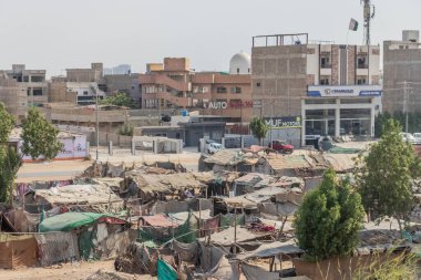 KARACHI, PAKISTAN - 31 Ekim 2023: Kuzey Karaçi, Pakistan 'da kenar mahalleler