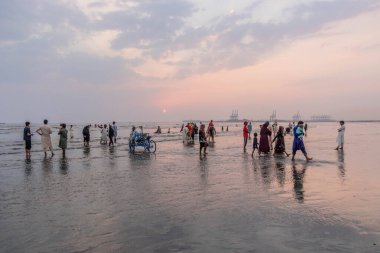 KARACHI, PAKISTAN - 31 Ekim 2023: İnsanlar Pakistan 'ın Karaçi kentindeki Clifton Sahili' nin tadını çıkarıyor