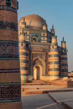 Pakistan 'ın Uch Şerif bölgesindeki Baha' al-Halim Mezarı 'nın arkasındaki Bibi Jawindi mezarı.