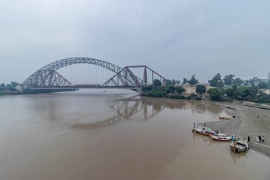 Lansdowne köprüsü Sukkur, Sindh, Pakistan 'daki İndus nehri üzerinde.