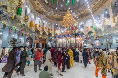 SEHWAN SHARIF, PAKISTAN - 29 Ekim 2023: Sehwan Şerif kasabası, Sindh, Pakistan 'daki Lal Shahbaz Kalender türbesindeki insanlar