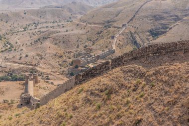 Pakistan 'ın Sindh bölgesindeki Ranikot Kalesi' nin duvarlarındaki Sann Gate.