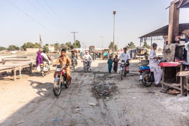 RADHAN, PAKISTAN - 29 Ekim 2023: Pakistan 'ın Sindh ilindeki Radhan kasabasında karayolu taşımacılığı