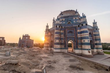UCH Sharif, PAKISTAN - 26 Ekim 2023: Ustad Nuriya, Baha 'al-Halim ve Bibi Jawindi' nin mezarları Uch Şerif 'te gün batımında, Punjab ili, Pakistan
