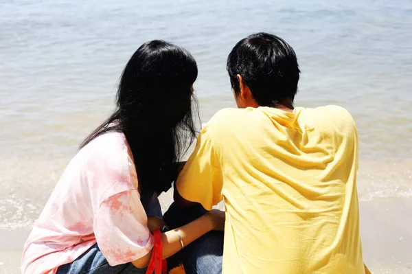 Rückansicht Des Süßen Paares Strand Für Reisen Liebe Und Valentinstag — Stockfoto