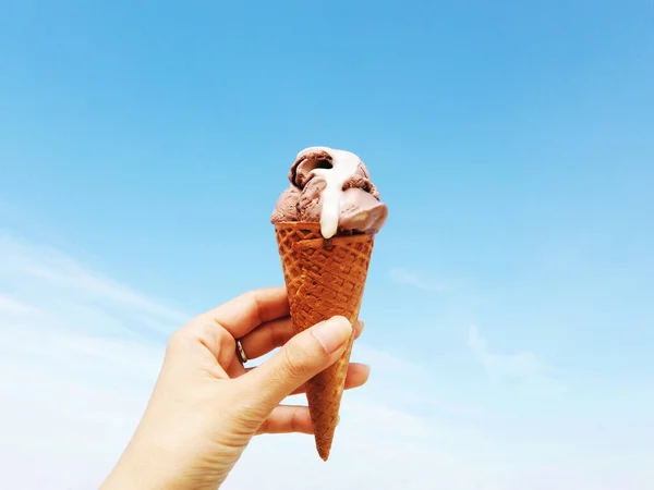 Frauenhand Hält Waffelkegel Mit Schokoladeneis Vor Strahlend Blauem Himmel Einem — Stockfoto