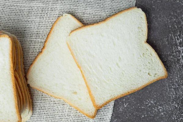 Brotscheiben Auf Dunklem Grunge Hintergrund Für Bäckerei Lebensmittel Und Esskonzept — Stockfoto