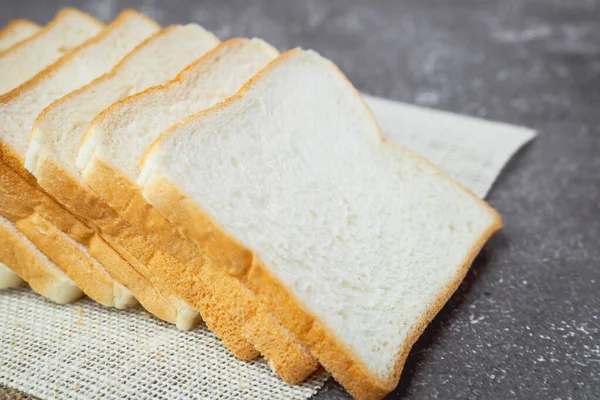 Brotscheiben Auf Dunklem Grunge Hintergrund Für Bäckerei Lebensmittel Und Esskonzept — Stockfoto