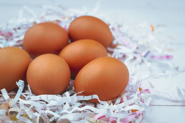 Uova Nella Carta Triturata Sfondo Legno Bianco Concetto Cibo Sano — Foto Stock