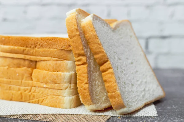 Brotscheiben Auf Dunklem Grunge Hintergrund Für Bäckerei Lebensmittel Und Esskonzept — Stockfoto