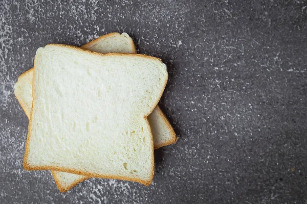 Brotscheiben Auf Dunklem Grunge Hintergrund Für Bäckerei Lebensmittel Und Esskonzept — Stockfoto