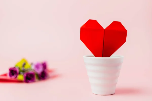 Rotes Papierherz Weißem Blumentopf Mit Verschwommenem Lila Rosenstrauß Auf Rosa — Stockfoto