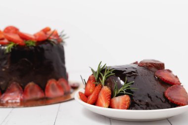 Yemek ve fırın konsepti için beyaz arka planda çilekli lezzetli bir çikolatalı pasta.