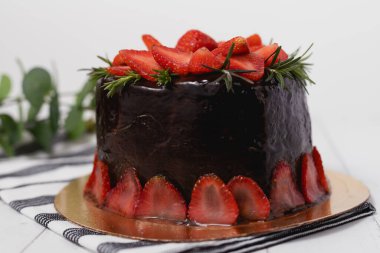 Yemek ve fırın konsepti için beyaz arka planda çilekli lezzetli çikolatalı pasta.