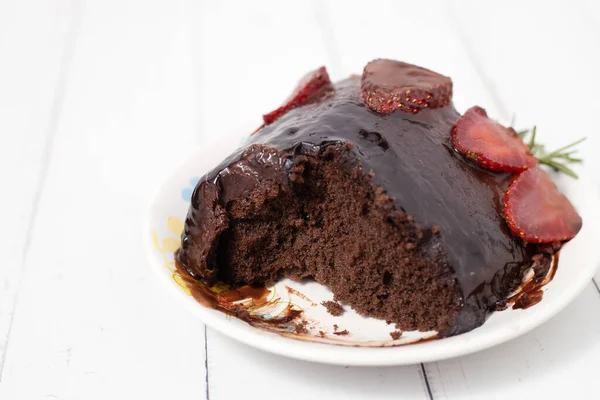 Een Stukje Overgebleven Heerlijke Chocoladetaart Met Aardbeien Witte Achtergrond Voor — Stockfoto