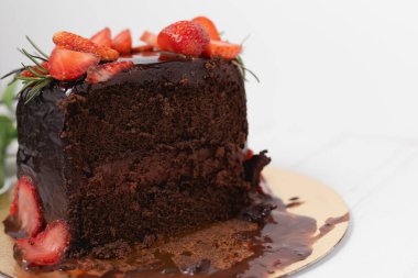 Yemek ve fırın konsepti için beyaz arka planda çilekli lezzetli çikolatalı pasta.