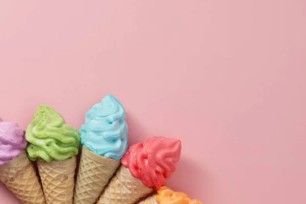 各种色彩斑斓的雪糕锥形粉红背景的甜食和新鲜的甜点概念 — 图库照片