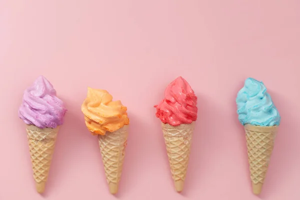各种色彩斑斓的雪糕锥形粉红背景的甜食和新鲜的甜点概念 — 图库照片