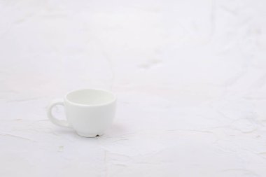 İçecekler ve içecek konsepti için fotokopi alanı olan kaba arkaplanda beyaz bir fincan kahve.